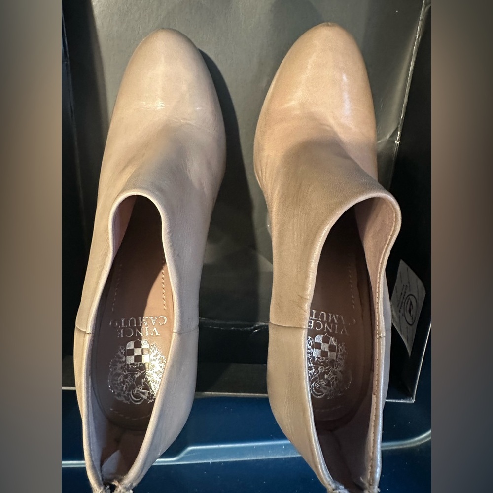 New In Box size 8.5 women’s Vince Camuto bootie in nude